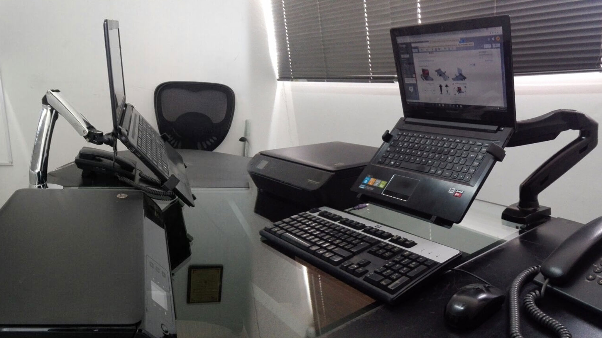 Base de escritorio con brazo retractil para computador Base de escritorio con brazo retractil para computador